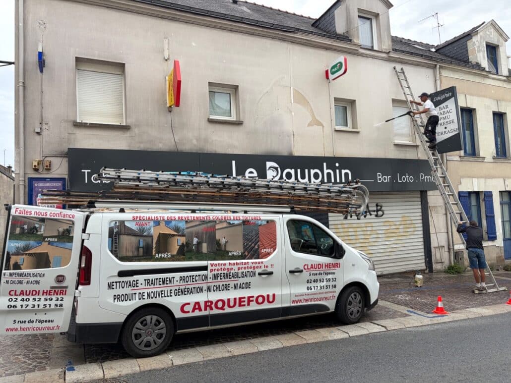 Chantier nettoyage facade par Henri Couvreur artisan Carquefou 44